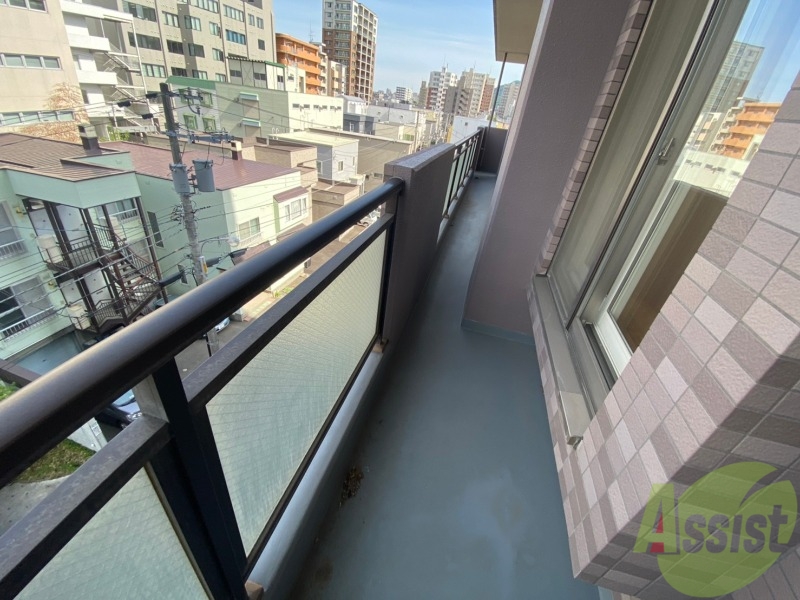 バルコニー　バルコニーは幅があり、広い印象を受けました。