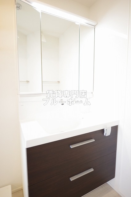 洗面設備　収納付き三面鏡独立洗面台！