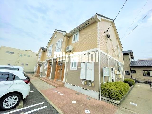 建物外観　２階建ての建物