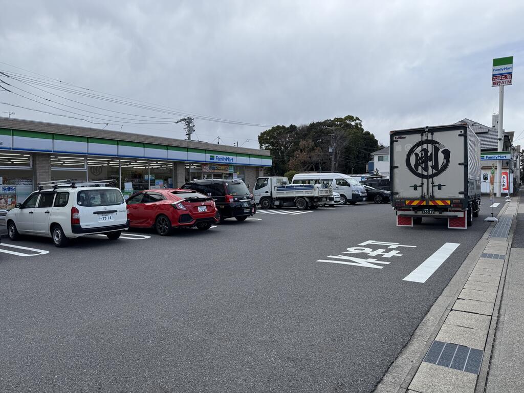 コンビニ　ファミリーマート名東引山一丁目店（コンビニ）まで373m