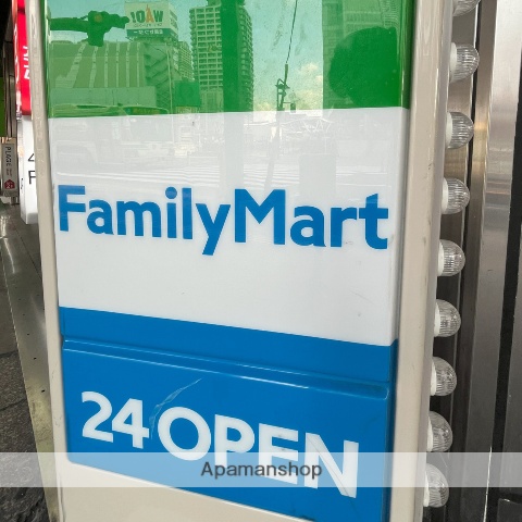 コンビニ　ファミリーマート（コンビニ）まで131m