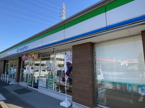 コンビニ　ファミリーマートみよし三本松店（コンビニ）まで473m