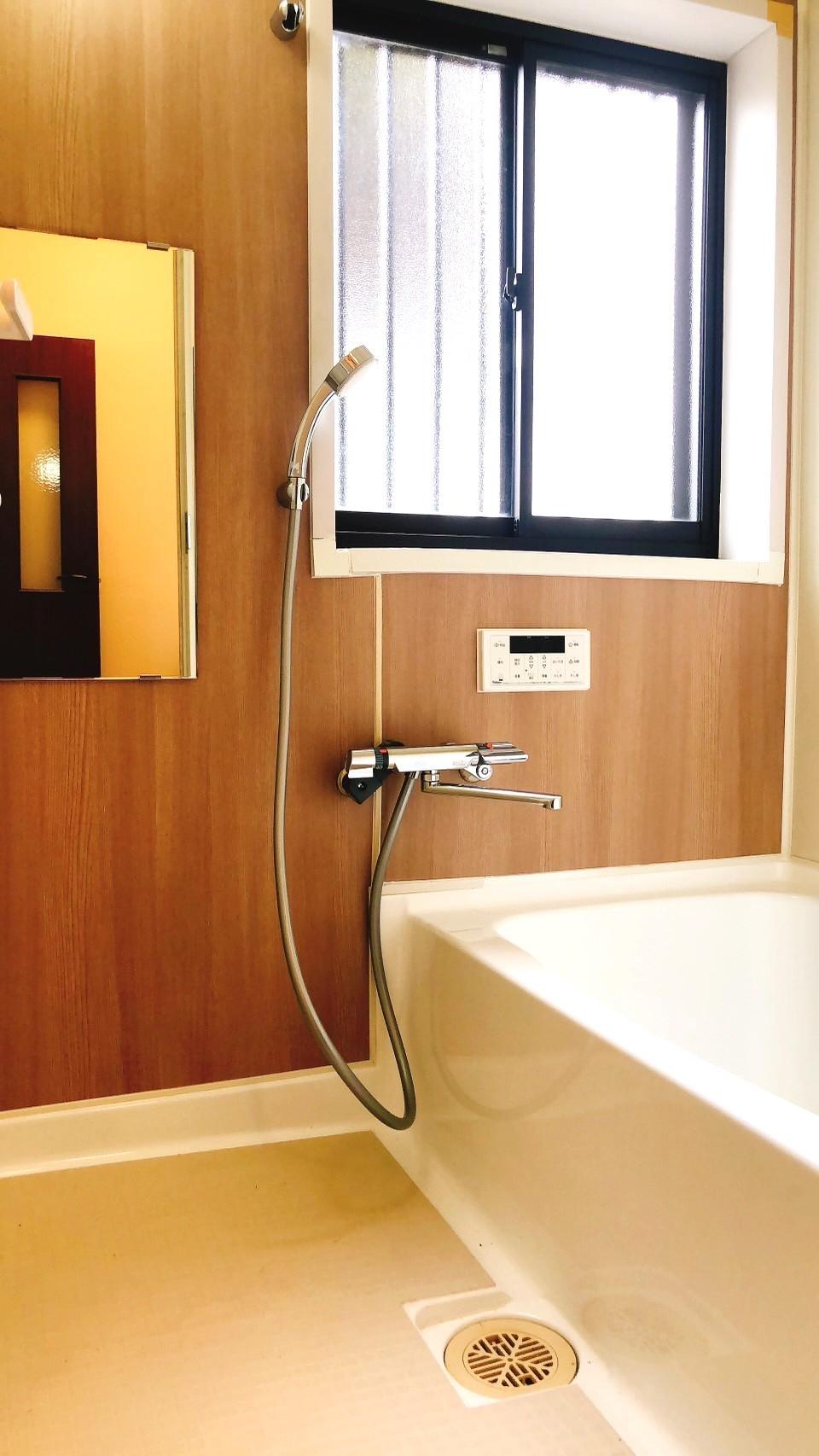 バス・シャワールーム　浴室のシャワー水栓、鏡は新品に交換済み