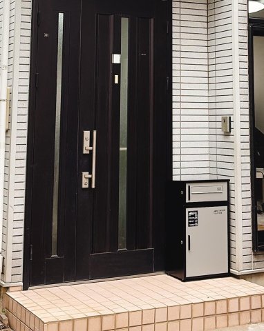 玄関　玄関には宅配ボックスが設置してあります