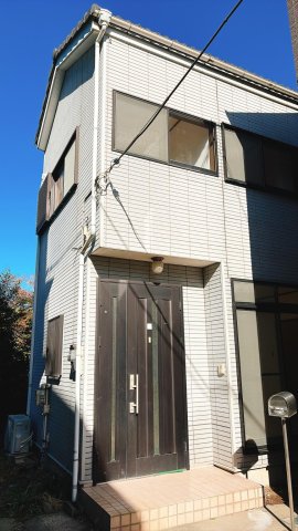 建物外観　明るい白色の外観です