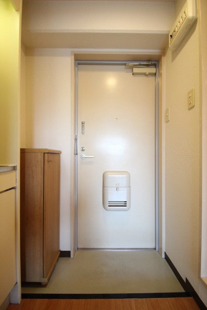 玄関　同物件、別号室のものです。