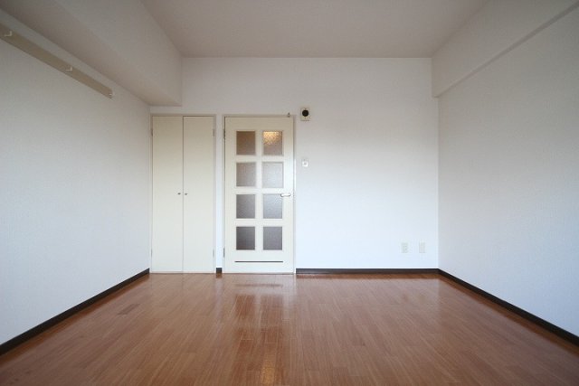 居室・リビング　同物件、別号室のものです。