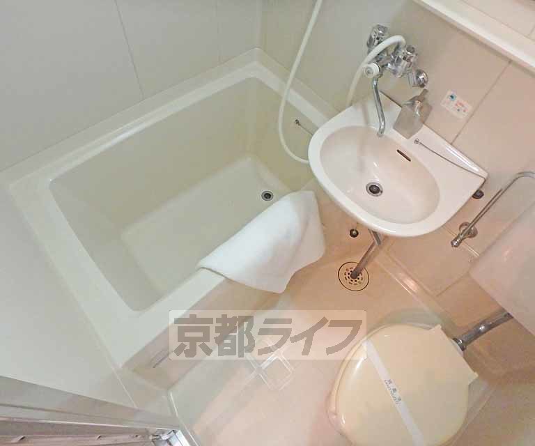 バス・シャワールーム　清潔感のあるユニットバスです。