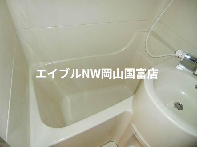 バス・シャワールーム　同物件の別のお部屋の写真です。実際とは異なります。