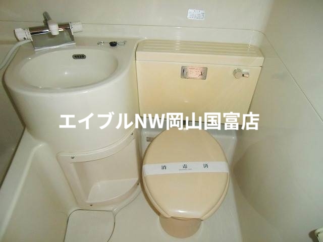 トイレ　同物件の別のお部屋の写真です。実際とは異なります。
