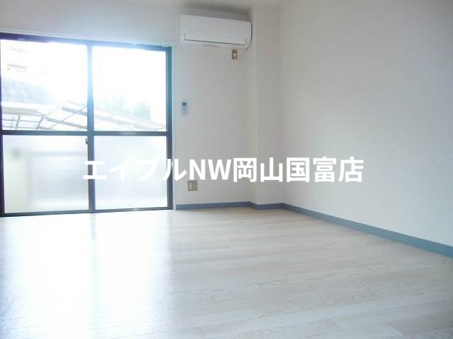 居室・リビング　同物件の別のお部屋の写真です。実際とは異なります。