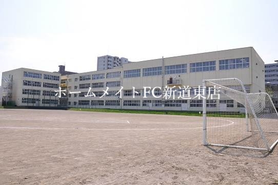 中学校　札幌市立北辰中学校（中学校）まで459m
