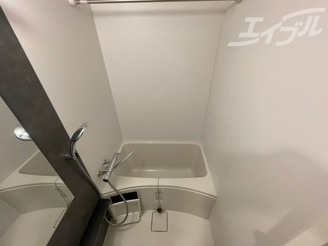 バス・シャワールーム　浴槽広めになります。