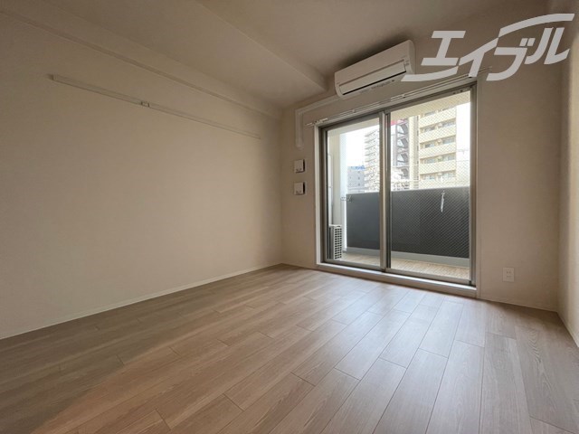 居室・リビング　白基調のお部屋になります。