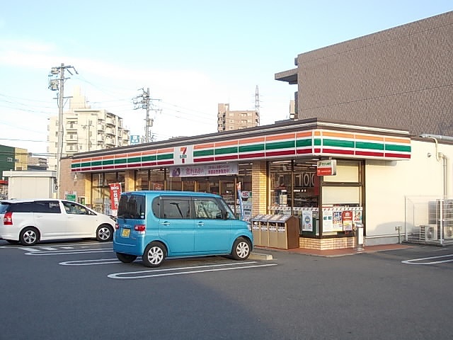 コンビニ　セブンイレブン（コンビニ）まで300m