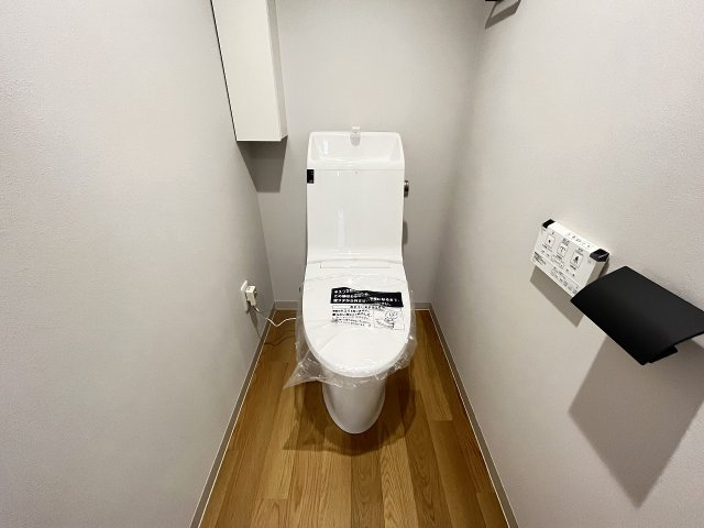 トイレ　落ち着いた色調のトイレです
