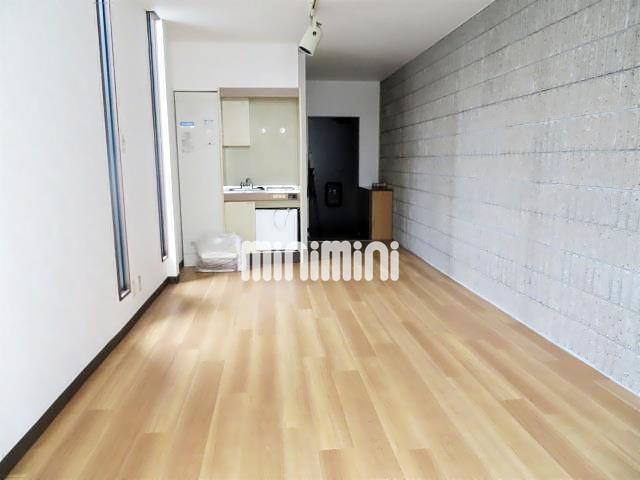 居室・リビング　アクセントクロスの映える洋間