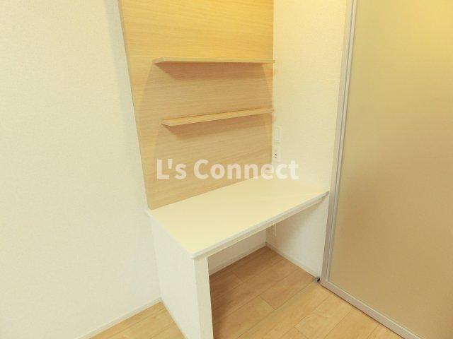 その他　机としても使える棚があります。