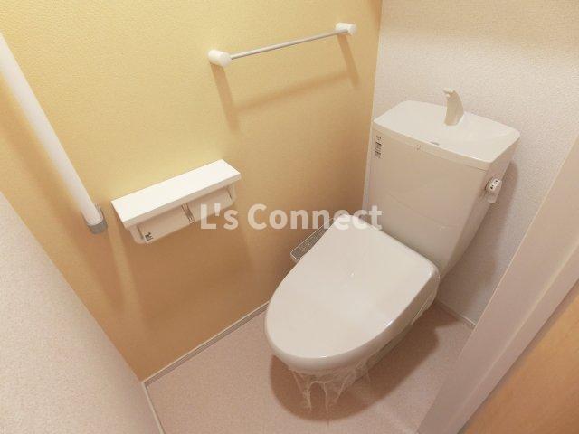 トイレ　温水洗浄便座付きのトイレ。