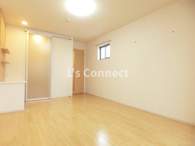 居室・リビング　角部屋で２面に窓があります。