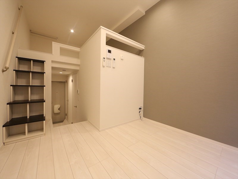 居室・リビング　洋室5.9帖　上段ロフト5.8帖（収納にも寝室にも使えます）