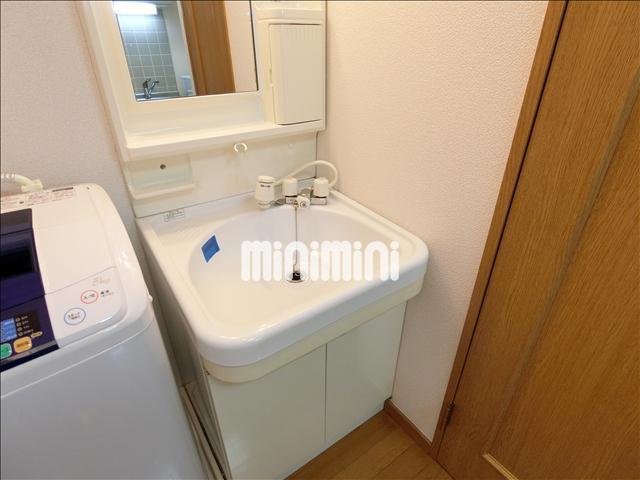 洗面設備　朝の支度もスムーズな独立洗面台。