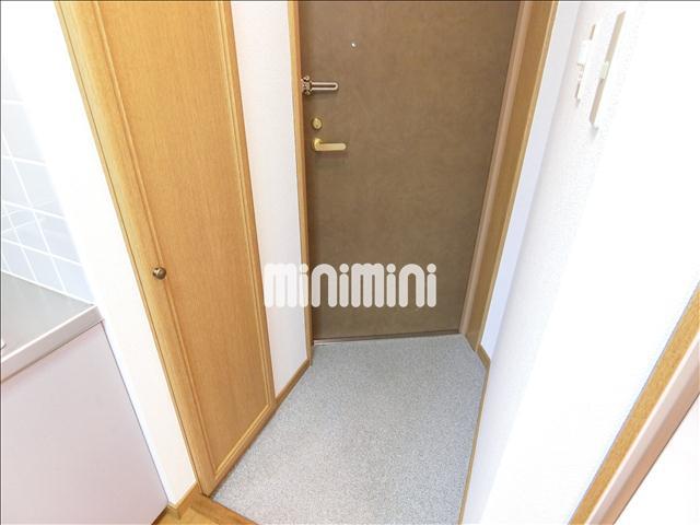 玄関　背の高い下駄箱付きで靴も収納できます。