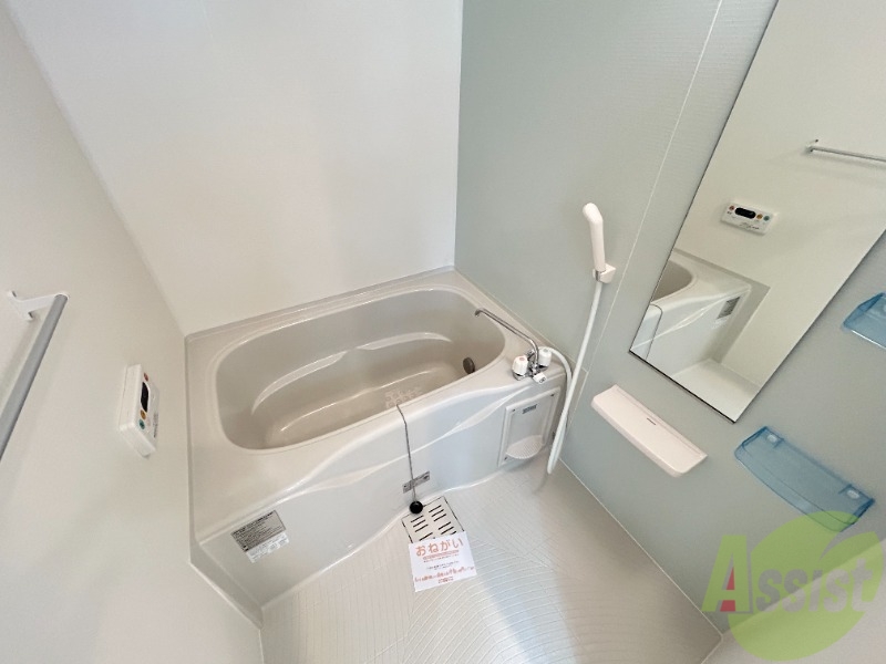 バス・シャワールーム　浴室は追い焚き機能があります。一日の疲れを癒しましょう。