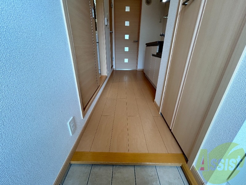 玄関　玄関からの様子になります。敷居が高くなく安心ですね。