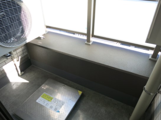 バルコニー　暖かな日差しのふりそそぐバルコニー