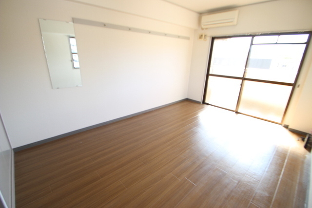 居室・リビング　同物件別号室