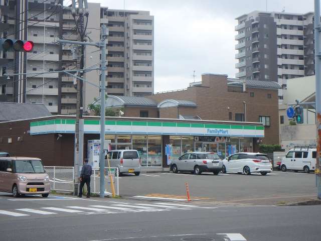 コンビニ　ファミリーマート（コンビニ）まで130m