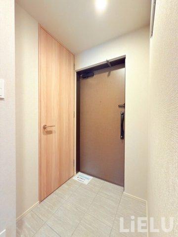 玄関　同シリーズ物件のモデルルームになります※現況優先