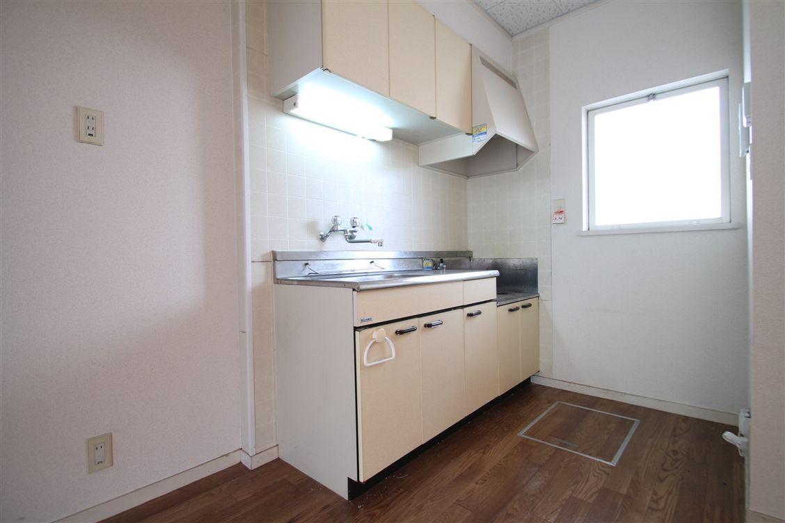 キッチン　キッチン脇に窓があるので、換気も出来ます♪