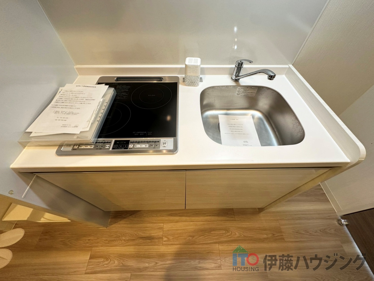 キッチン　同間取りの別部屋の写真です。色合い等違う場合がございます。