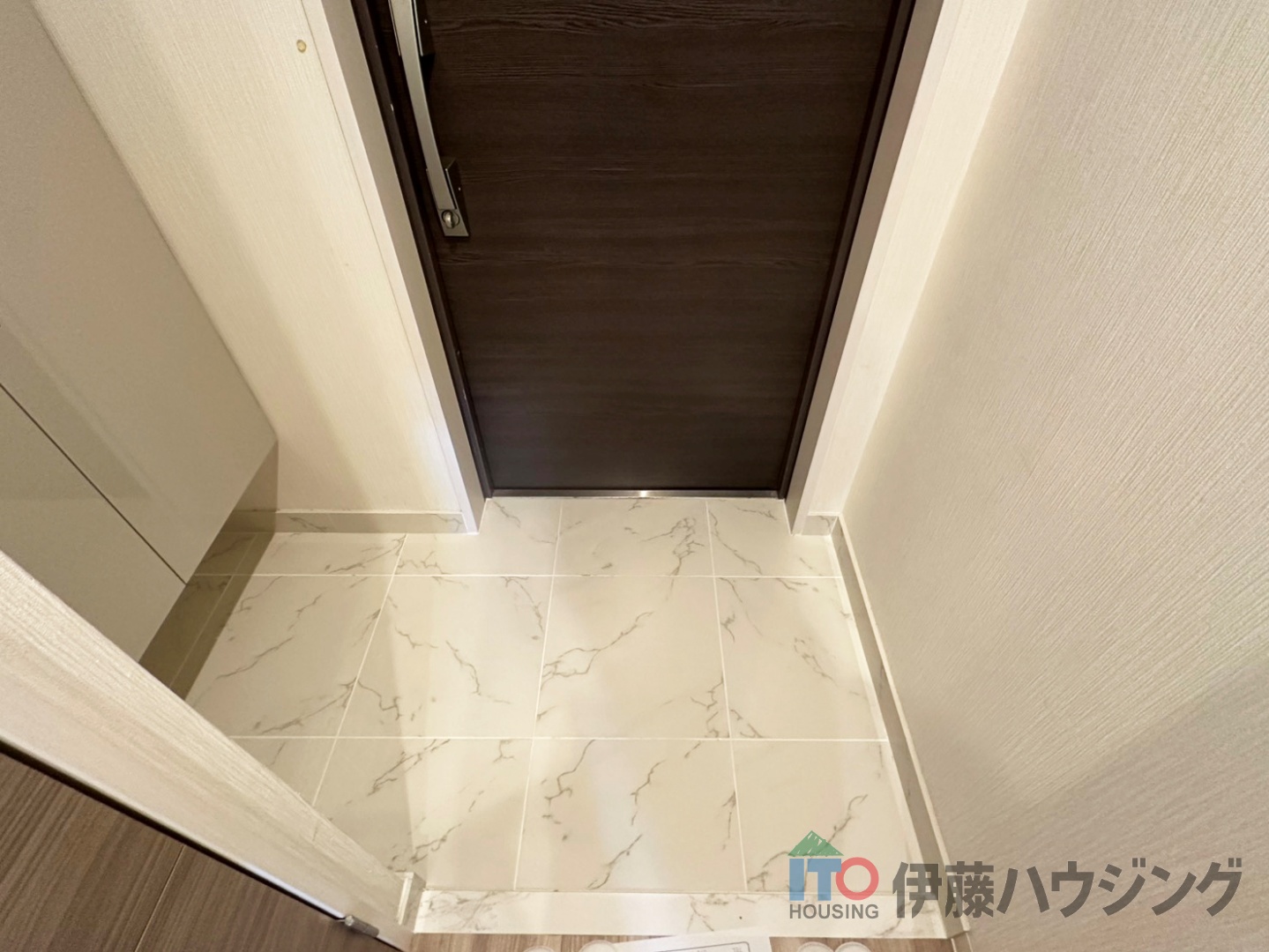 玄関　同間取りの別部屋の写真です。色合い等違う場合がございます。