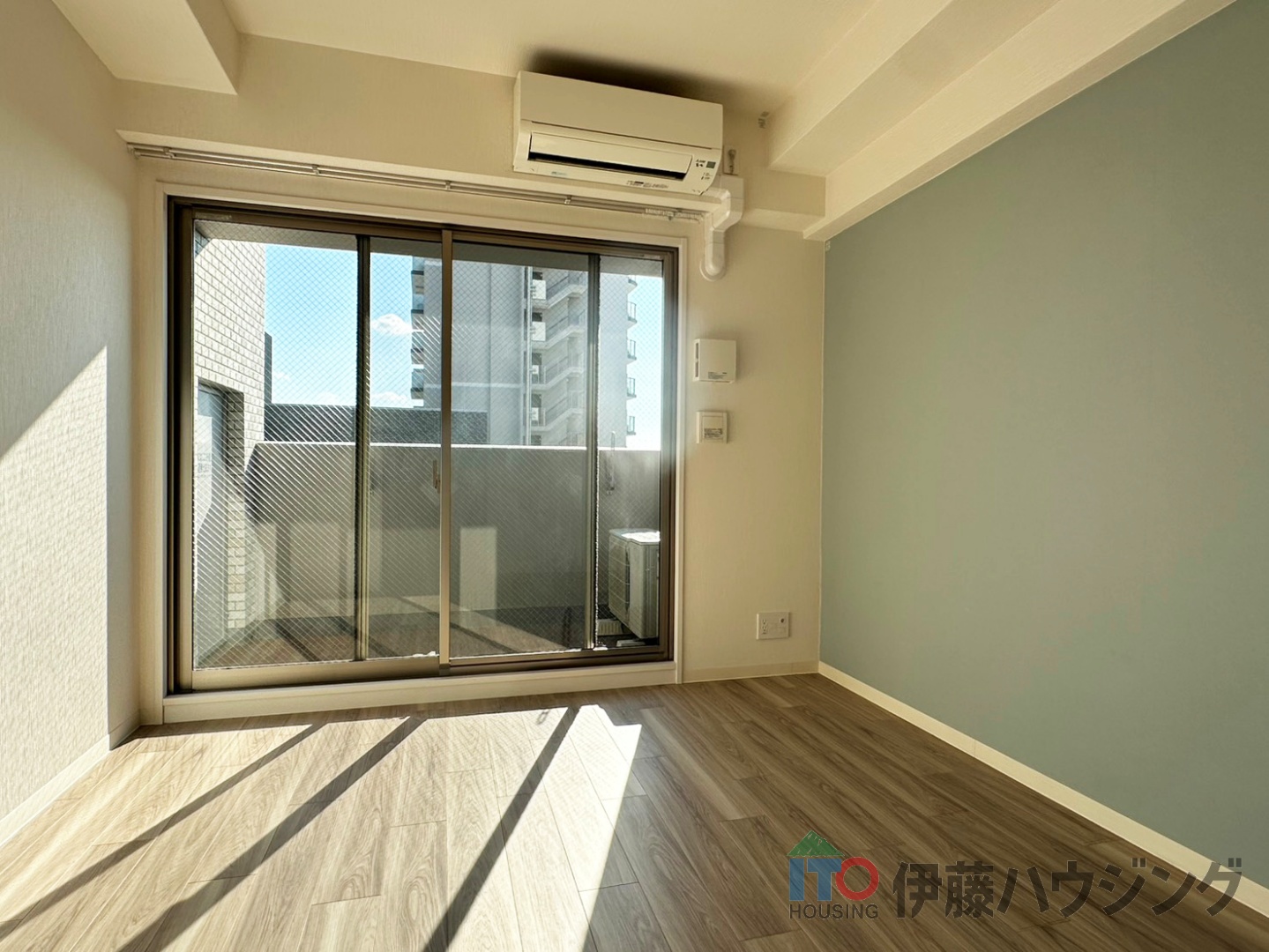 居室・リビング　同間取りの別部屋の写真です。色合い等違う場合がございます。