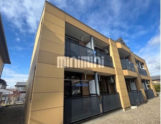 建物外観　２階建て鉄骨造のマンションタイプ