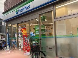 コンビニ　ファミリーマート新宿大久保一丁目店（コンビニ）まで50m
