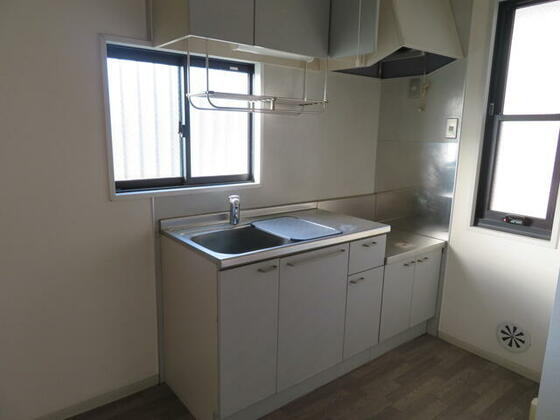 キッチン　窓があり明るいキッチンです。別室参考画像