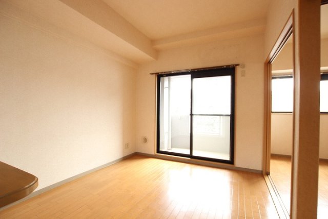 居室・リビング　同物件別号室の写真です。