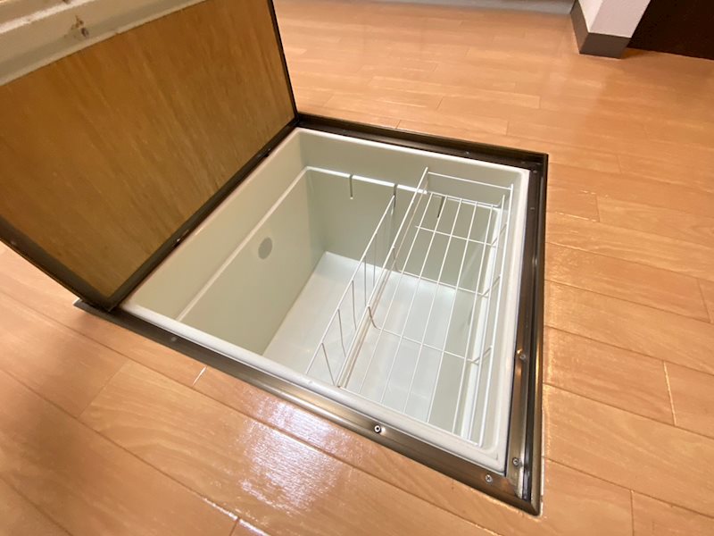 その他　日用品をスッキリ収納できる床下収納付き。