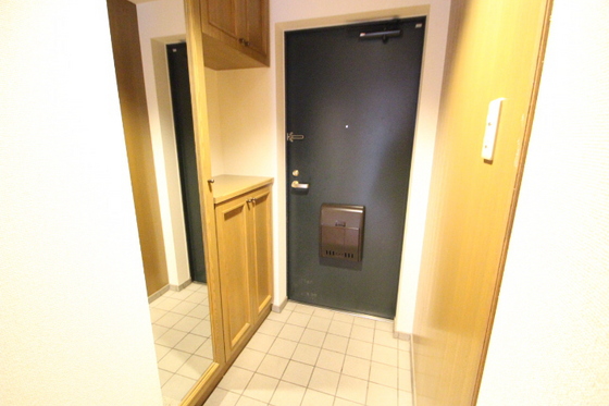 玄関　※別号室の写真です。