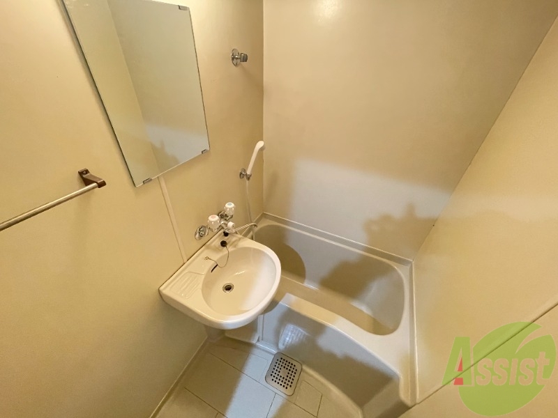 バス・シャワールーム　浴室は狭すぎず、シャワーも浴びやすそうです。