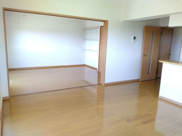 居室・リビング　引き戸を開けて１８帖のＬＤＫとしてもいいですね