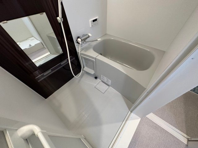 バス・シャワールーム　コンパクトサイズのお風呂です。お掃除も楽にできますよ。