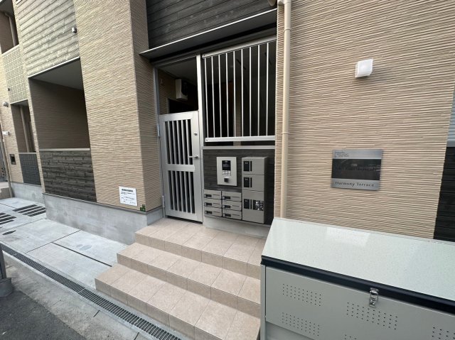 エントランス　オシャレなエントランスは安心のオートロック付きです。