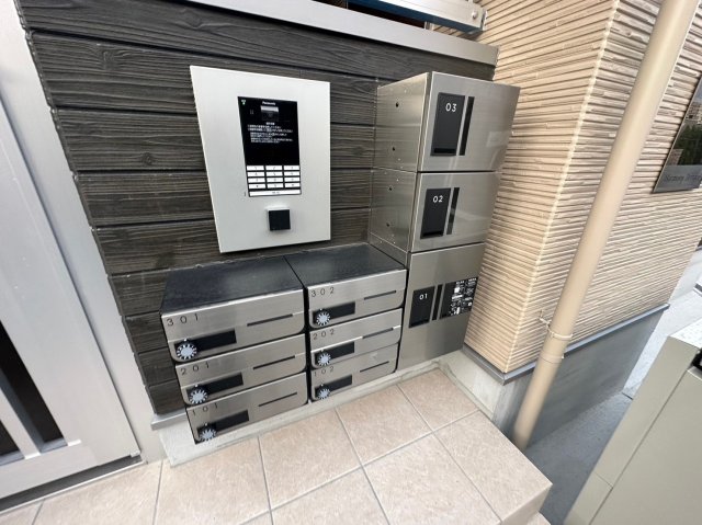 ロビー　ロビーにある各部屋毎のメールボックス。
