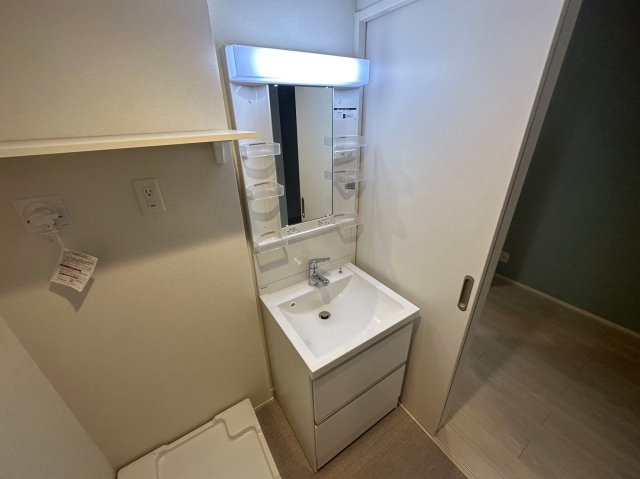 洗面設備　人気の独立洗面所にはうれしいシャンプードレッサーが付いてます