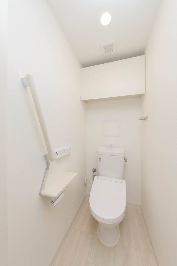 トイレ　トイレには暖房洗浄便座・収納棚付き☆